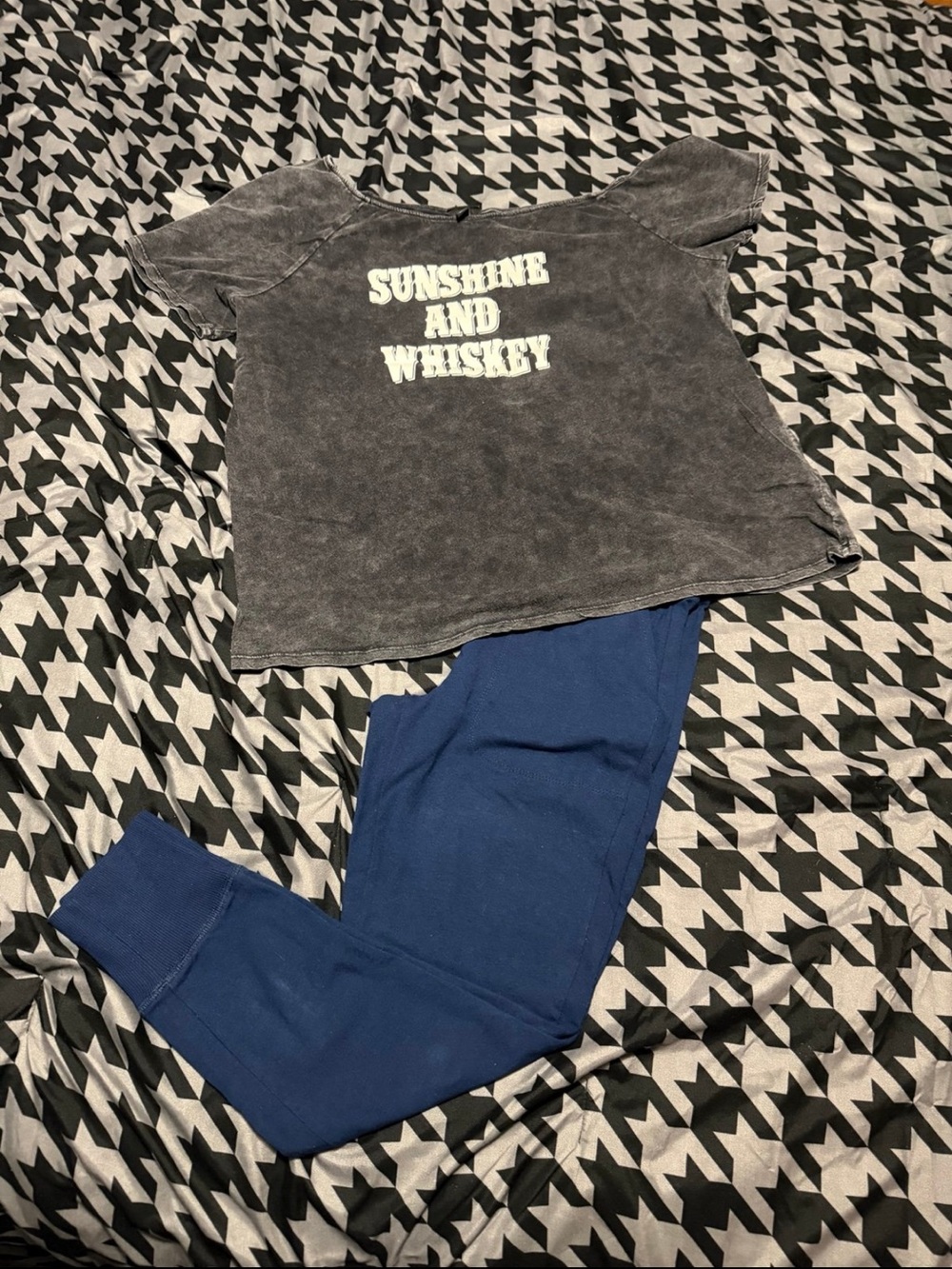 NWOT OUTFIT torrid Charcoal Off the shoulder Tee with Navy Leggings